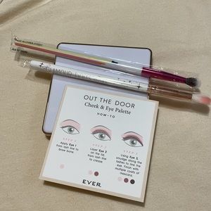 Cheek and Eye Palette/ Ever w two brushes!